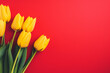 © Alexandre - Esvazie o fundo carmim brilhante sólido limpo com flores frescas de tulipa amarela e espaço de cópia. Modelo de cartão horizontal de férias de primavera