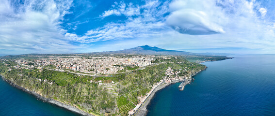 Wall Mural - Panoramica dall'alto sulla Timpa di Acireale e Santa Maria la Scala con vulcano Etna