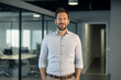 Business Mann mit Hemd steht zufrieden und selbstbewusst im modernen Büro - Thema Erfolg, Karriere oder Vorstand - Generative AI