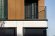Detal na nowoczesny budynek wielorodzinny w centrum miasta. Duża ilość kondygnacji. Balkony i loggie. Słoneczna pogoda