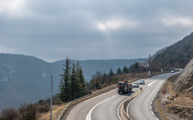 Poster - Longue descente routière sur Millau, Aveyron, France