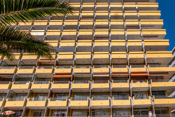 Wall Mural - Der Balkon in Spanien unverzichtbar an mehrstöckigen Häusern und Hotels, in seinen vielfältigen Stilen und Formen