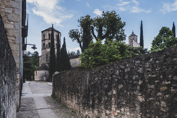 Wall Mural - Barrio viejo, Gerona ciudad. Monasterio Sant Pere Galligans 