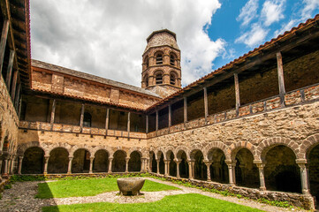  Cloître de l’abbaye de Lavaudieu en Haute-Loire fut fondée en 1057 par Robert de Turlande, fondateur de la Chaise-Dieu . Département de la Haute-Loire. Auvergne Rhône Alpes. France