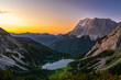 Der Seebensee in in Tirol, Österreich, ist umrahmt von den hohen Bergen des Miemiger Gebirges. Abendstimmung mit Blick auf die Zugspitze.