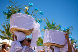 Fototapeta Desenie - Praia de Trancoso, Bahia, Brasil. 2 de fevereiro de 2023. Mulheres carregando cestos de flores em Festa popular para celebrar o Dia de Iemanjá, o evento atrai pessoas de religiões afro-brasileiras
