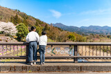 Fototapeta Miasto - 青空に映える田舎の風景を眺める子供