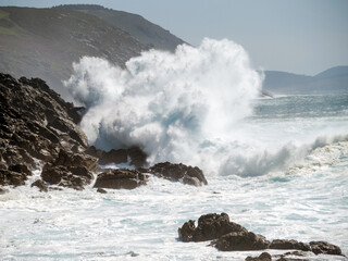  Gran ola rompiendo con violencia en las rocas. Cabo Touriñán, A Coruña, España.