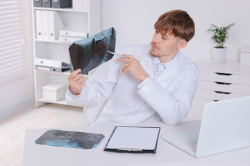 Canvas Print - Doctor examining neck MRI image in clinic