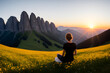 Berg-Panorama in den Alpen bei Sonnenuntergang im Sommer mit Silhouette einer sitzenden Frau