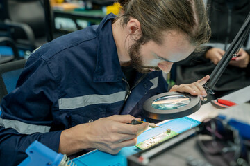 Aufkleber - Electrical worker working with circuit board,Repairing electronic device on the circuit board.