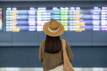 Canvas Print - Travel woman in the airport