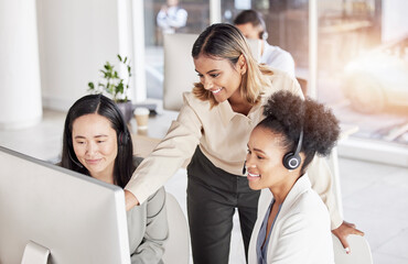Leinwandbilder - Call center, women and team manager at computer in sales office for coaching at help desk. Happy business people, telemarketing collaboration and review online solution, consulting and crm management