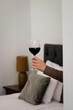 Lampka wina, romantyczny wypad, w apartamencie, w hotelu