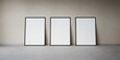 trois cadres vides, blanc avec encadrement noir, posés contre un mur, aspect béton, illustration pour incrustation ou présentation graphique, rendu 3d
