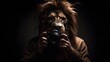 Mann mit einem Löwenkopf auf dunklem Hintergrund und Kamera in der Hand