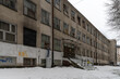 Szkoła podstawowa 239 i jej zdewastowany opuszczony budynek w Warszawie przy ulicy Złotej,