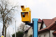 Żółty fotoradar robi zdjęcia wykroczeń drogowych kierowcom samochodów. 