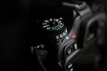 Sticker - Closeup shot of details on a modern black DSLR camera dial