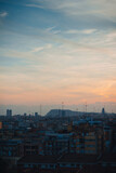 Fototapeta Londyn - Panorámica vertical de un atardecer sobre la ciudad de Barcelona