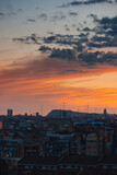 Fototapeta Londyn - Panorámica vertical de un atardecer sobre la ciudad de Barcelona