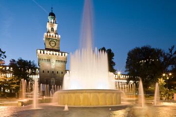 Wall Mural - Milano. Piazza Castello con fontana Torta degli Sposi verso la Torre del Filarete al crepuscolo.