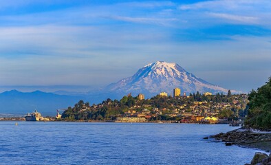 Canvas Print - Beautiful view of the lake near Mount Rainier in Tacoma, USA