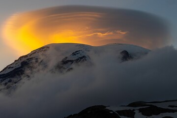 Wall Mural - Magnificent view of a lenticular cloud over Mount Rainier during sunset