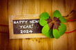 Glücksklee Tafel mit Text Happy New Year 2024	