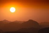 Fototapeta Tęcza - Wadi Rum w Jordanii. Piękny zachód słońca nad pustynnymi górami.