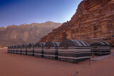 Fototapeta  - Wadi Rum w Jordanii. Namioty na pustyni przy formacjach skalnych.