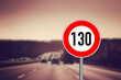Eine Autobahn und Verkehrszeichen Tempolimit 130 km/h	
