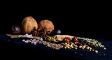 Fototapeta  - Kolorowe i pachnące orientalne przyprawy, które wprowadzają egzotyczne nuty do każdej potrawy.