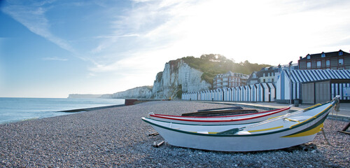 Wall Mural - Yport Strand mit der Falaise d’Amont, bei Sonnenaufgang im Gegenlicht