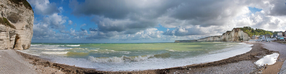 Wall Mural - Yport Strand, extremes Panorama mit dramatischem Himmel