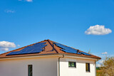 Fototapeta  - Solaranlagen auf Haus mit Walmdach