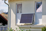 Fototapeta  - Solares Balkonkraftwerk an Hauswand