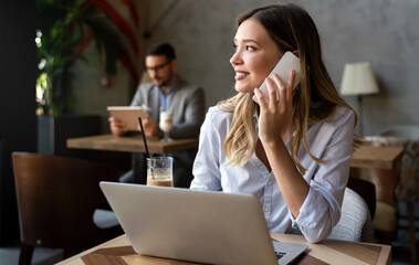 Canvas Print - Portrait of beautiful business woman working on laptop. Business work online concept.