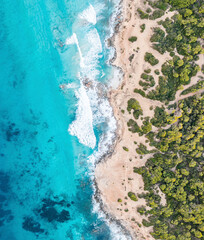  Formentera. Drohnenaufnahme der Insel Formentera und blauer Ozean.