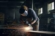 Ein Arbeiter bearbeitet Metall mit einem Winkelschleifer, Funken sprühen, Generative AI