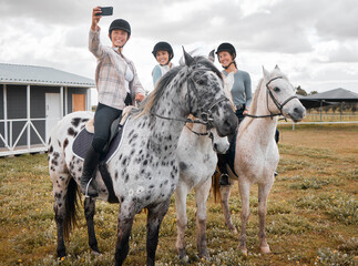 Poster - Selfies in the saddle. three attractive young women taking selfies while horse riding on a farm.