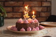 Urodzinowy tort ze święcącymi świeczkami i cyfrą 3 