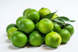 Gros plan sur des citrons verts sur fond blanc » IA générative