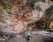 Turista conhecendo caverna com pinturas rupestres em Alcinópolis, Mato grosso do Sul 
