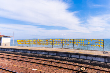 美しい海を背景に駅構内の黄色いハンカチ
A yellow handkerchief in the station with the beautiful sea in the background
(黄色いハンカチの祈願スポット)
日本(秋)2022年撮影
Japan (Autumn) Taken in 2022
九州・長崎県島原市
「大三東(おおみさき)駅」
