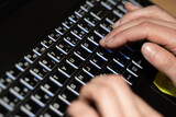 Fototapeta  - main d'un femme tapant sur un clavier azerty