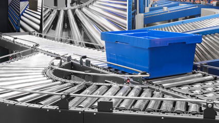 Crossing of the roller conveyor with plastic boxes, Production line conveyor roller transportation objects