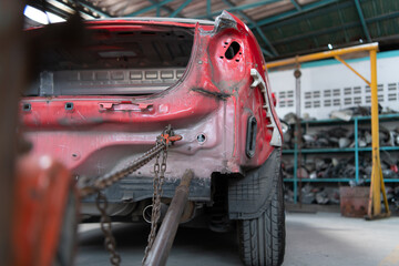 The car crashed so hard that the car body collapsed into distortion. A car body puller is required to restore the car body to its original shape.