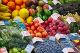 Fototapeta Kuchnia - Smaczne owoce i warzywa na sprzedaż ma straganie w hali targowej