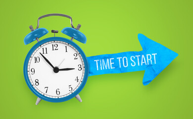 Blue alarm clock on green background with text - TIME TO START. The concept of success, motivation and time